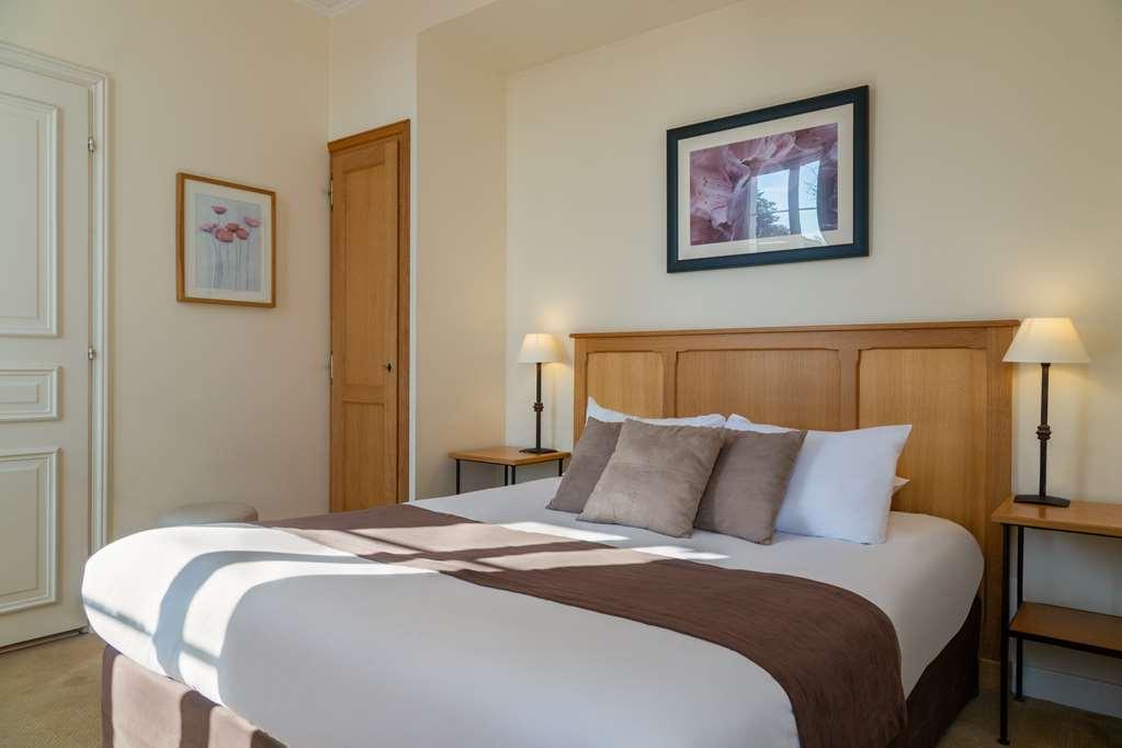 Hotel Saint-Laurent, The Originals Relais Montfort-l'Amaury Room photo